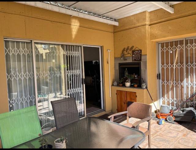 3 BEDROOM TOWNHOUSE FOR SALE IN VANDERBIJLPARK SE 3